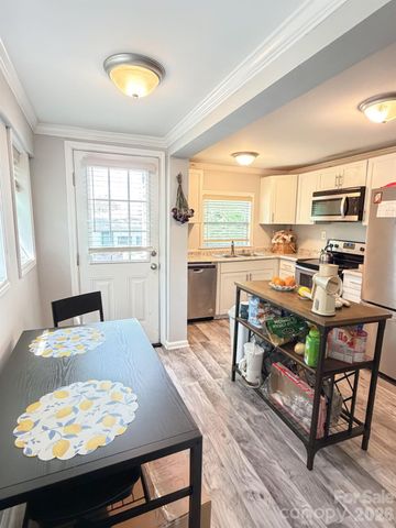530 NW Stage Street, Lenoir, NC 28645
