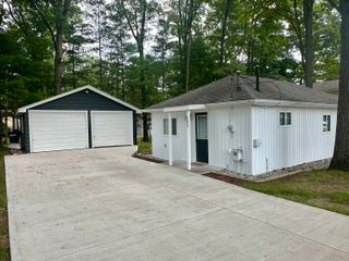 102 Pleasant View Avenue, Roscommon, MI 48653