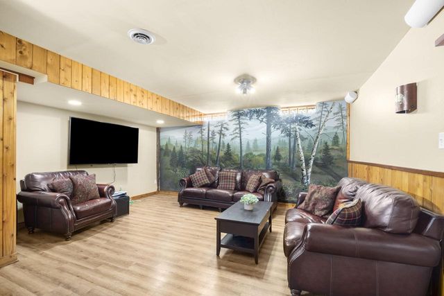 5770 Golden Rain LANE, New Berlin, WI 53151