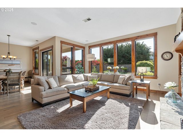 2760 RIDGE Ln, West Linn, OR 97068