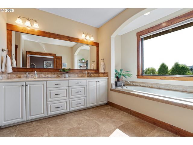 2760 RIDGE Ln, West Linn, OR 97068