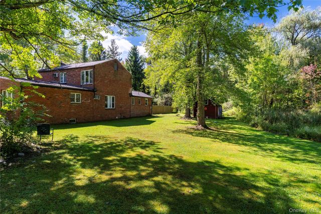 15 Storybook Lane, Pleasant Valley, NY 12569