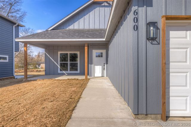 600 S Division Street, Coweta, OK 74429