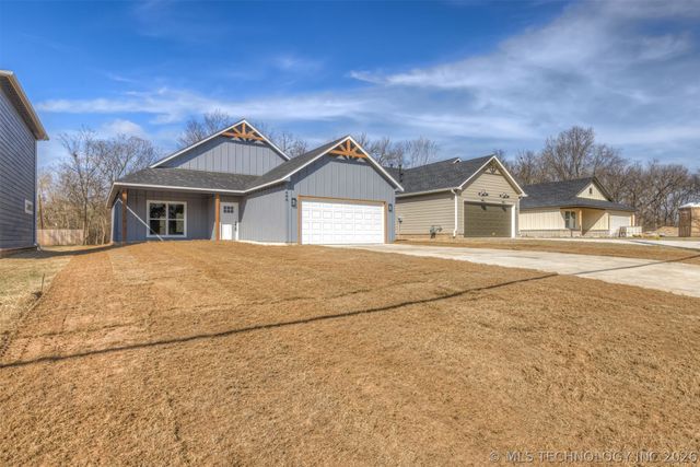600 S Division Street, Coweta, OK 74429