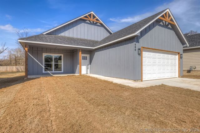 600 S Division Street, Coweta, OK 74429