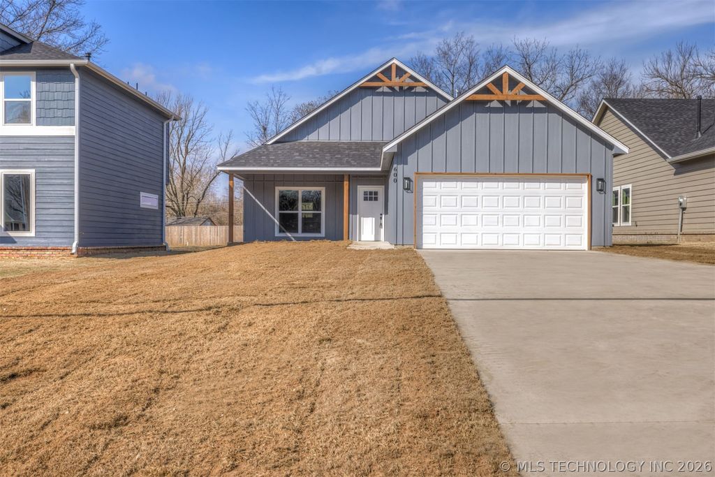 600 S Division Street, Coweta, OK 74429