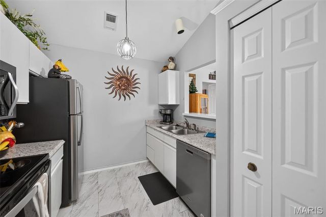 974 Windstream Drive 38, St Peters, MO 63376