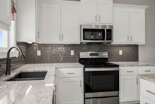 1524 N 156th Street, Basehor, KS 66007