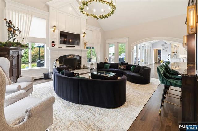 14 Sunflower Drive, Upper Saddle River, NJ 07458