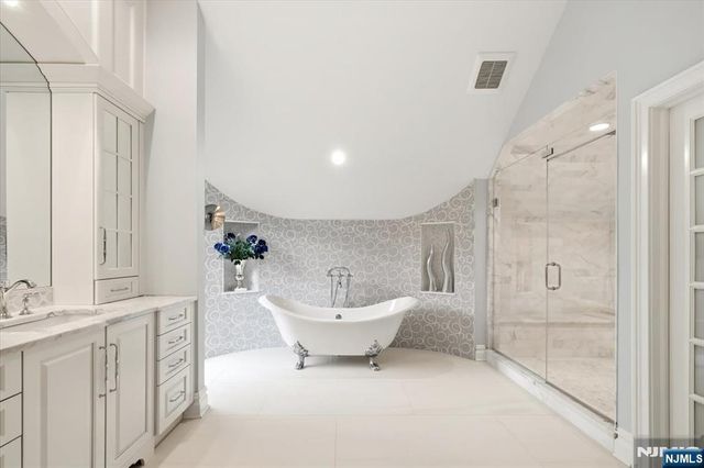 14 Sunflower Drive, Upper Saddle River, NJ 07458