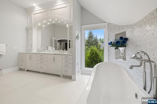 14 Sunflower Drive, Upper Saddle River, NJ 07458