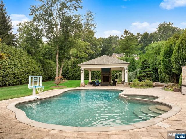14 Sunflower Drive, Upper Saddle River, NJ 07458