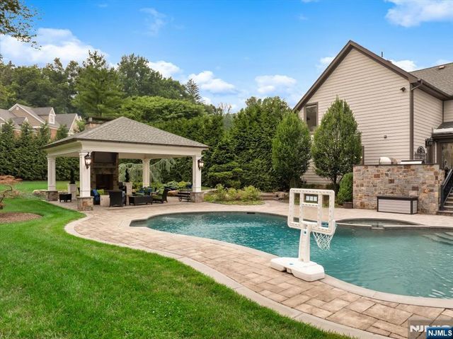 14 Sunflower Drive, Upper Saddle River, NJ 07458