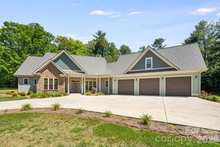 30 Shipman Parkway, Flat Rock, NC 28731
