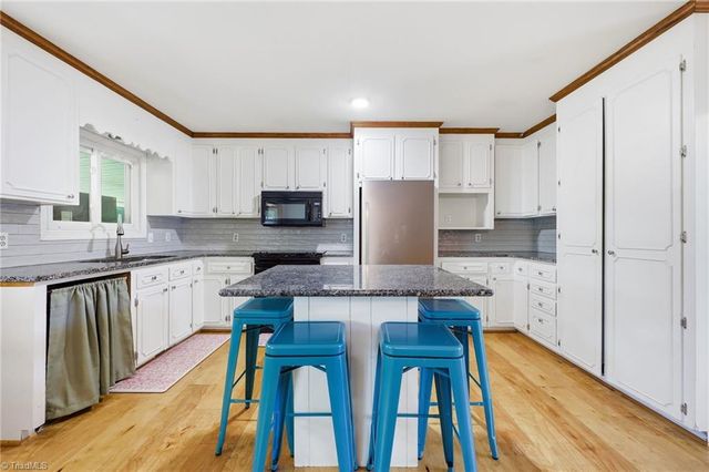 160 Puck Lane, Thomasville, NC 27360