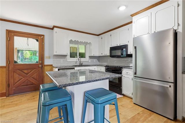 160 Puck Lane, Thomasville, NC 27360