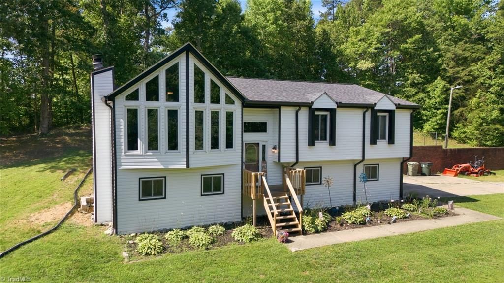 160 Puck Lane, Thomasville, NC 27360