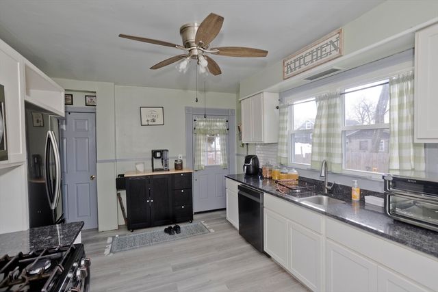 41 Embury St, Springfield, MA 01109