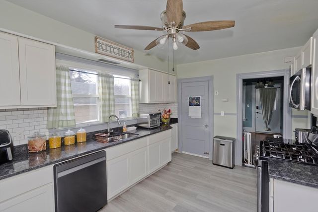 41 Embury St, Springfield, MA 01109