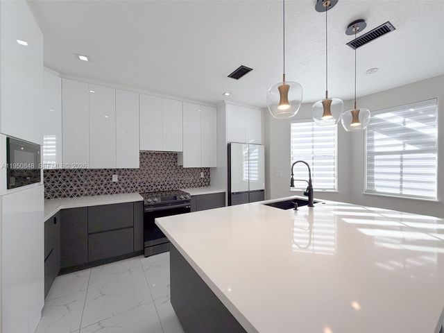 4832 NW 107th Pl, Doral, FL 33178