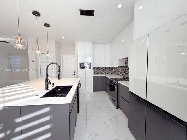 4832 NW 107th Pl, Doral, FL 33178