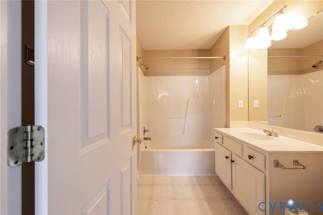 4686 Twin Hickory Lake Dr, Glen Allen, VA 23059