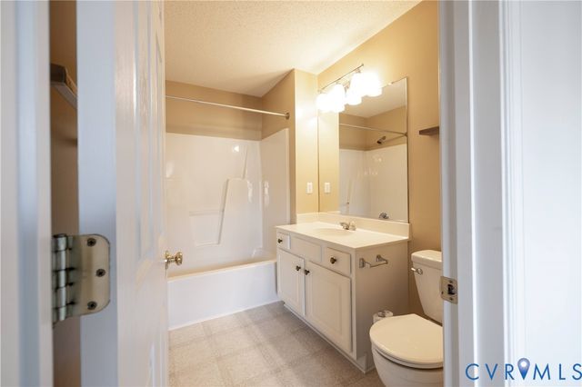 4686 Twin Hickory Lake Dr, Glen Allen, VA 23059