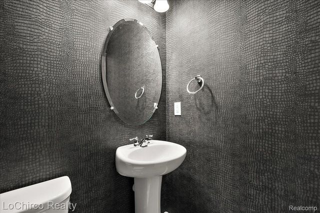 273 Strawberry Drive, Rochester Hills, MI 48307