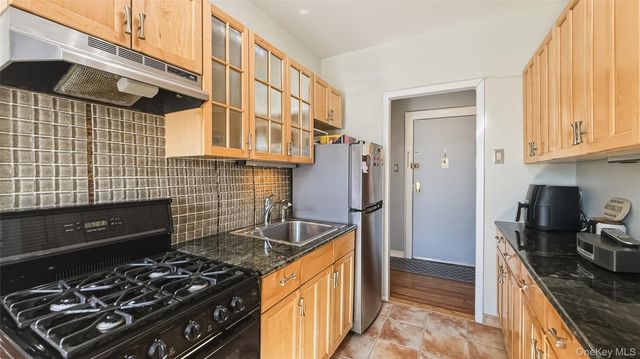 185 Marine Avenue 2C, Brooklyn, NY 11209