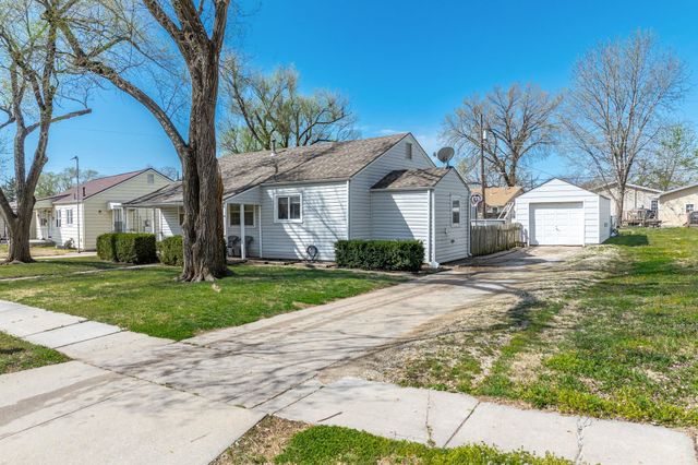 705 Maplewood Dr, El Dorado, KS 67042
