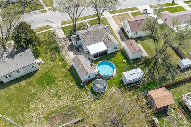 705 Maplewood Dr, El Dorado, KS 67042