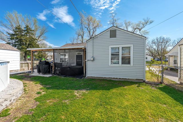 705 Maplewood Dr, El Dorado, KS 67042