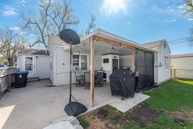 705 Maplewood Dr, El Dorado, KS 67042