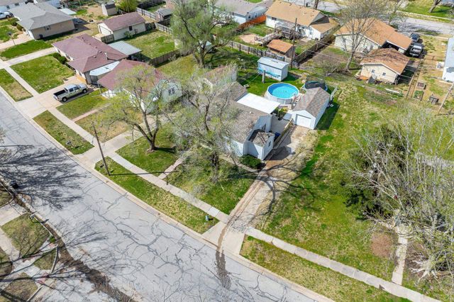 705 Maplewood Dr, El Dorado, KS 67042