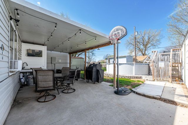 705 Maplewood Dr, El Dorado, KS 67042