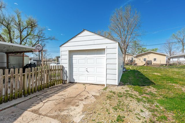 705 Maplewood Dr, El Dorado, KS 67042