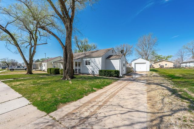 705 Maplewood Dr, El Dorado, KS 67042