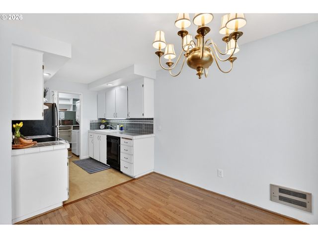 45 EAGLE CREST Dr 315, Lake Oswego, OR 97035