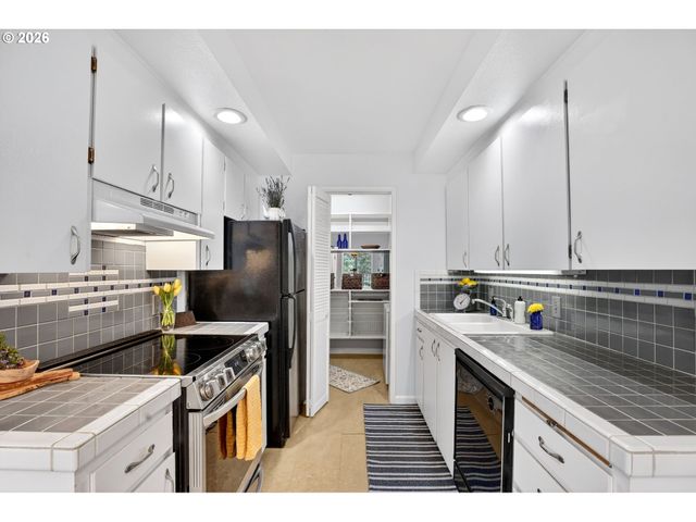 45 EAGLE CREST Dr 315, Lake Oswego, OR 97035