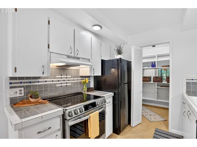 45 EAGLE CREST Dr 315, Lake Oswego, OR 97035