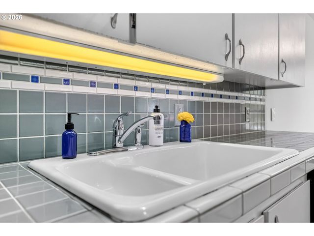 45 EAGLE CREST Dr 315, Lake Oswego, OR 97035