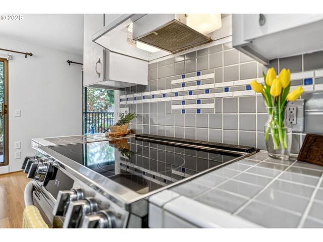 45 EAGLE CREST Dr 315, Lake Oswego, OR 97035