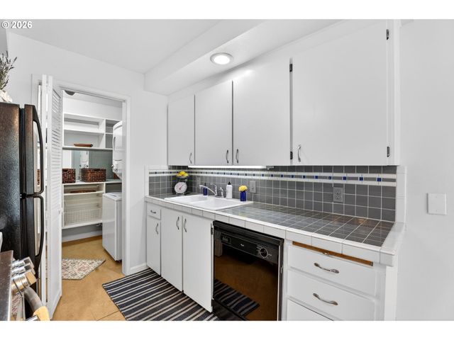 45 EAGLE CREST Dr 315, Lake Oswego, OR 97035