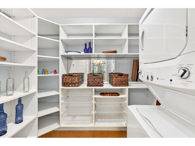 45 EAGLE CREST Dr 315, Lake Oswego, OR 97035