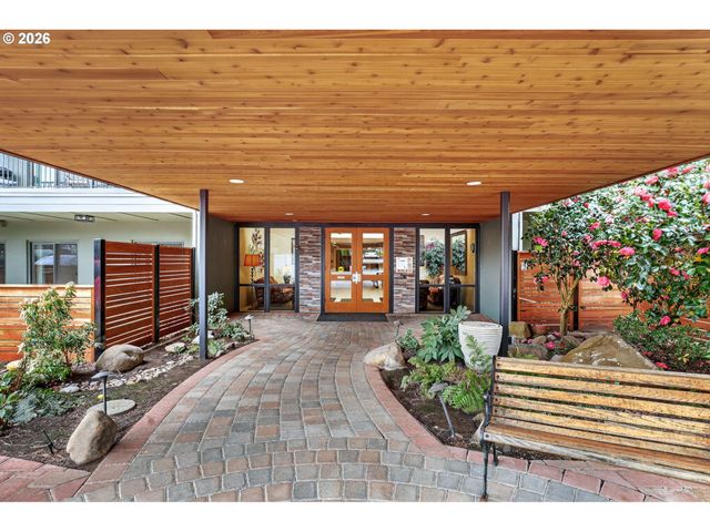 45 EAGLE CREST Dr 315, Lake Oswego, OR 97035