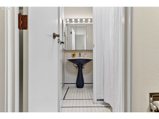 45 EAGLE CREST Dr 315, Lake Oswego, OR 97035