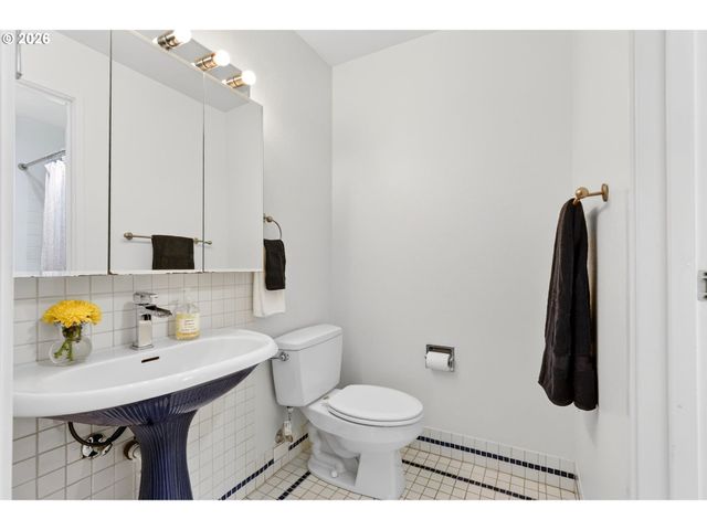 45 EAGLE CREST Dr 315, Lake Oswego, OR 97035