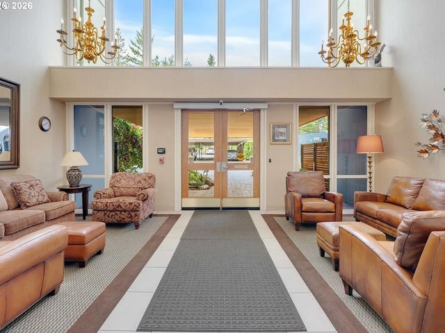 45 EAGLE CREST Dr 315, Lake Oswego, OR 97035