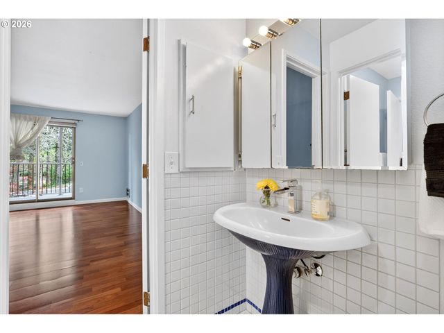 45 EAGLE CREST Dr 315, Lake Oswego, OR 97035