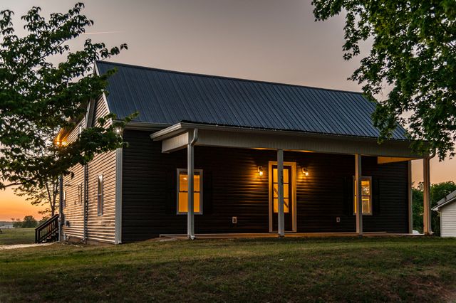 129 S Cedar St, Cross Plains, TN 37049